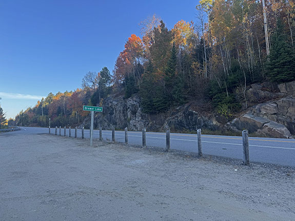 Image: At Brewer Lake and Highway 60 in Algonquin Park on October 6, 2025. (Click image to enlarge.)